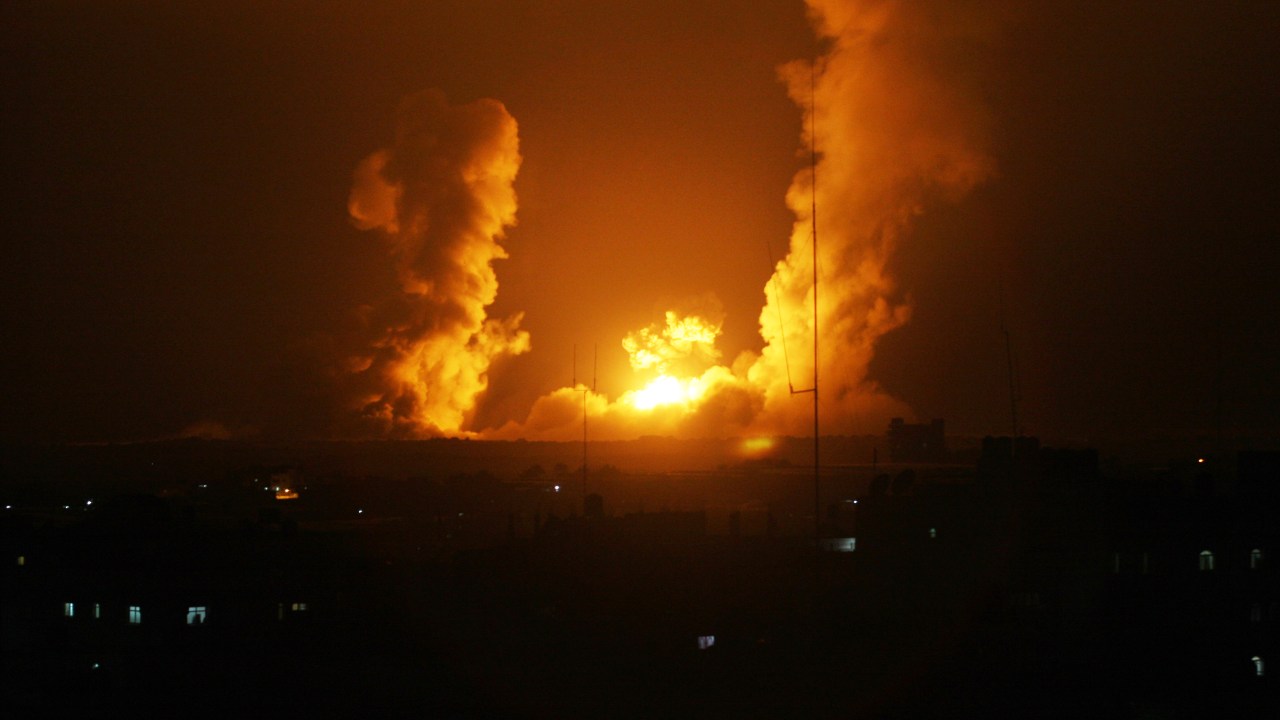 Caças de Israel despejam bombas sobre a Faixa de Gaza em retaliação à morte de três jovens israelenses