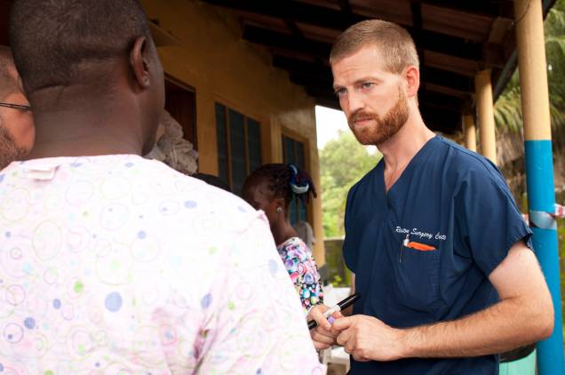 Imagem mostra o médico americano Kent Brantly na Libéria. Ele contraiu o ebola enquanto realizava trabalho voluntário no país