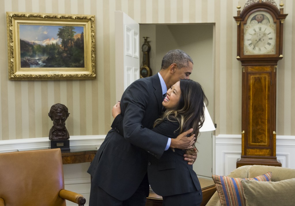 O presidente Barack Obama abraça Nina Pham, enfermeira de 26 anos que se curou do ebola, em encontro na Casa Branca