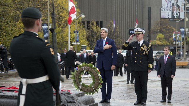 O secretário de estado americano, John Kerry, presta uma homenagem ao soldado Nathan Cirillo, morto no ataque ao Parlamento canadense