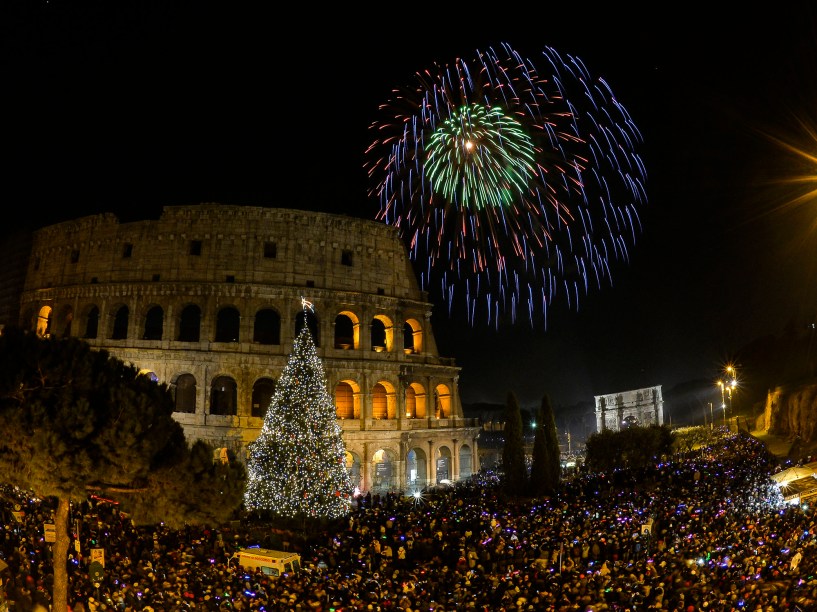 Comemoração da virada do ano novo no Colosseu, em Roma, Itália