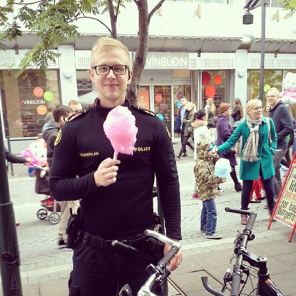 Os policiais de Reykjavik publicam fotos comendo algodão doce, cachorro-quente e sorvete