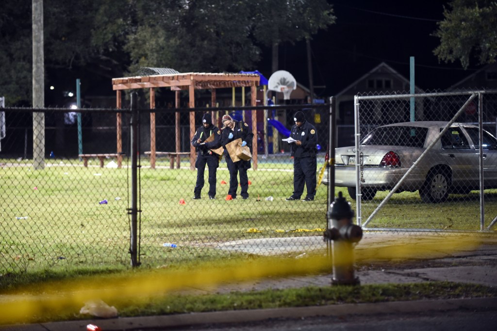 Polícia investiga parque em Nova Orleans, onde tiroteio deixou 16 feridos na noite de domingo
