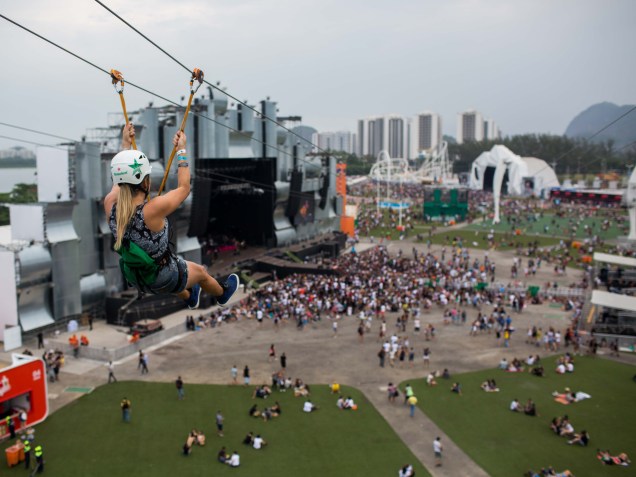 Movimentação do público na Cidade do Rock, para o quinto dia de shows do Rock in Rio, nesta sexta-feira (25)