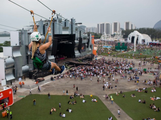 Movimentação do público na Cidade do Rock, para o quinto dia de shows do Rock in Rio, nesta sexta-feira (25)