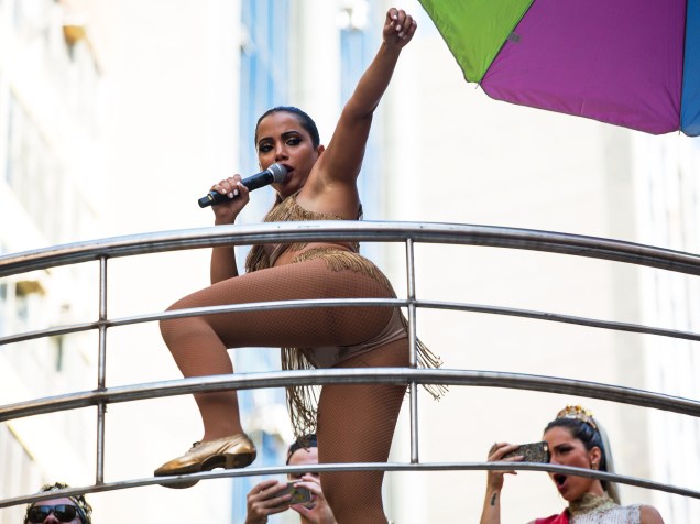 Anitta fez sua estreia  no Carnaval de rua do Rio de Janeiro, neste sábado (13), a funkeira saiu com o Bloco das Poderosas na avenida Primeiro de Março, no centro da cidade