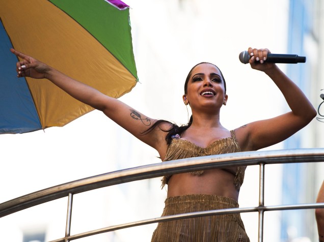 Anitta fez sua estreia  no Carnaval de rua do Rio de Janeiro, neste sábado (13), a funkeira saiu com o Bloco das Poderosas na avenida Primeiro de Março, no centro da cidade