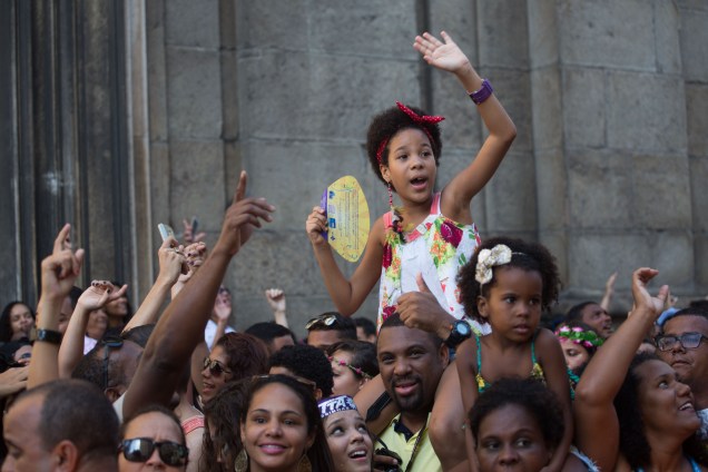 A musa do funk Anitta atraiu uma multidão atrás do seu trio elétrico no Bloco das Poderosas na manhã deste sábado (13), no Centro do Rio de Janeiro