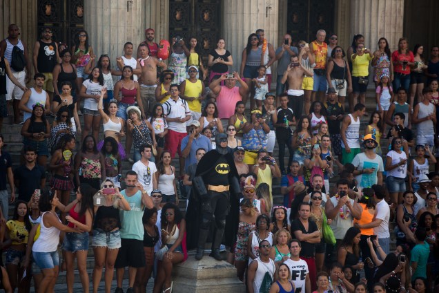 A musa do funk Anitta atraiu uma multidão atrás do seu trio elétrico no Bloco das Poderosas na manhã deste sábado (13), no Centro do Rio de Janeiro