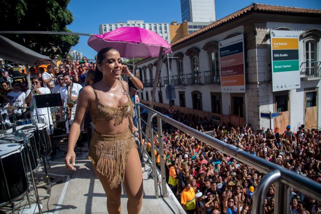 Uma multidão seguiu o Bloco das Poderosas sob o comando da musa do funk Anitta, na avenida Primeiro de Março, no centro do Rio de Janeiro