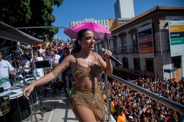 Uma multidão seguiu o Bloco das Poderosas sob o comando da musa do funk Anitta, na avenida Primeiro de Março, no centro do Rio de Janeiro