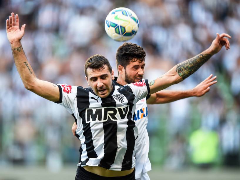 Lucas Pratto Atlético MG e Felipe do Corinthians disputam bola durante partida entre Atlético-MG e Corinthians