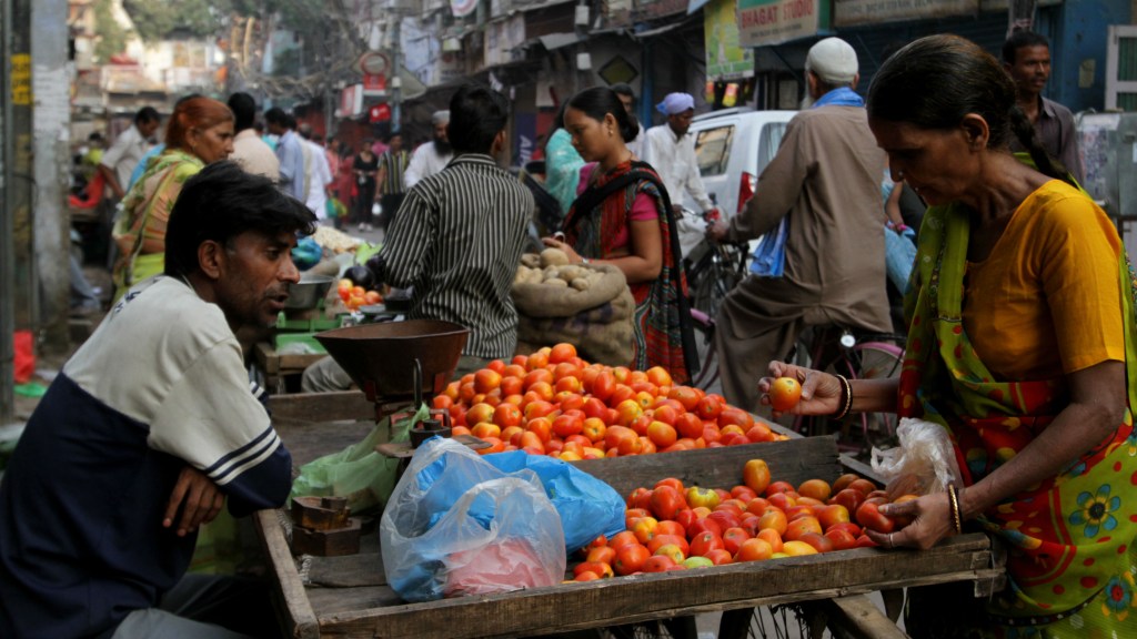 Mercador indiano vende alimentos na capital Nova Délhi