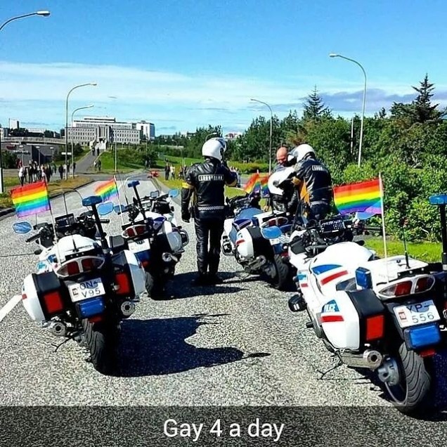Os policiais também postam fotos de apoio ao movimento gay da Islândia
