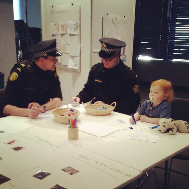 Os policiais de Reykjavik adoram brincar e colorir com as crianças da cidade