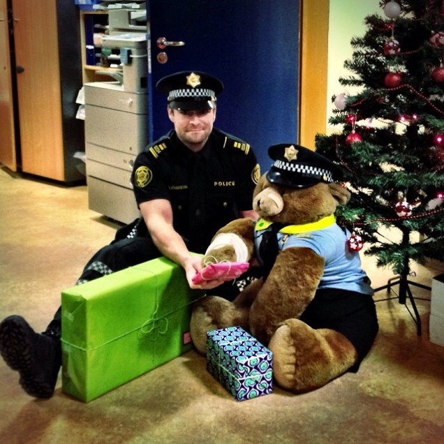 Os oficiais também gostam de presentear ursos de pelúcia no Natal