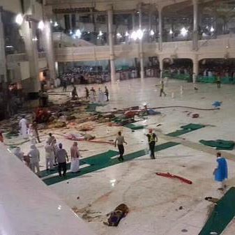 Imagens tiradas com aparelhos celulares e divulgadas nas redes sociais mostram os estragos causados pelo acidente na mesquita