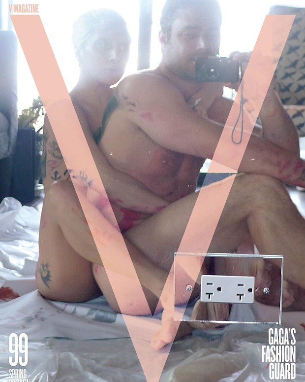 Lady Gaga e o noivo, Taylor Kinney, na capa da 'V Magazine'