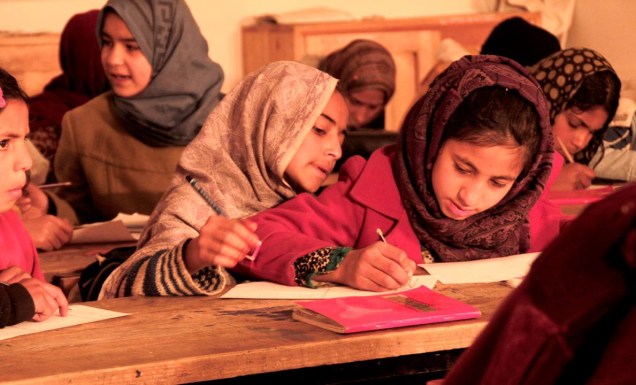 Meninas estudam em aula na Skateistan