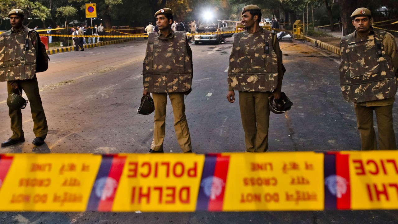 Policiais fazem a segurança de cena de crime na Índia