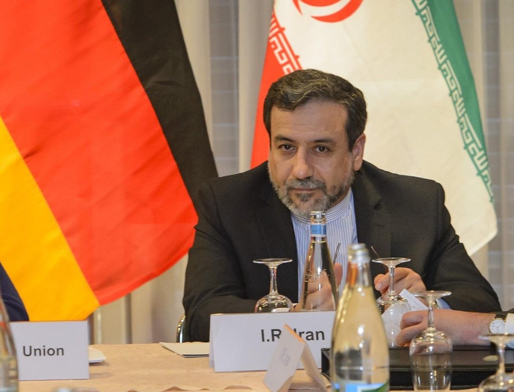 Abbas Araqchi, vice-chanceler iraniano, durante reunião em Lausanne, na Suíça