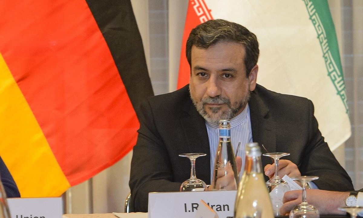 Abbas Araqchi, vice-chanceler iraniano, durante reunião em Lausanne, na Suíça