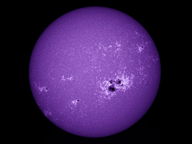 <p>Valery Shamukov inscreveu esta foto do Sol, feita com um filtro cálcio-K, que captura um comprimento de onda de luz violeta emitido por íons de cálcio em ambientes extremos, como a atmosfera Solar</p>