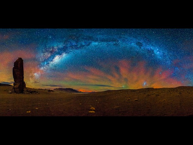 <p>Este lugar se chama Monjes de la Pacana e fica perto da tríplice fronteira entre Bolívia, Chile e Argentina, conta o fotógrafo Adhemar Duro Jr.</p>