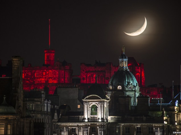 <p>Vista da Lua sobre o Castelo de Edimburgo, Escócia. A foto foi feita no Natal de 2014 e enviada por Grant Ritchie</p>