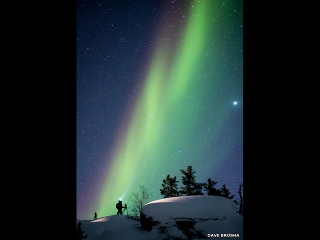 <p>Dave Brosha fotografou seu colega Paul Zizka, que tentava tirar fotos da aurora boreal</p>