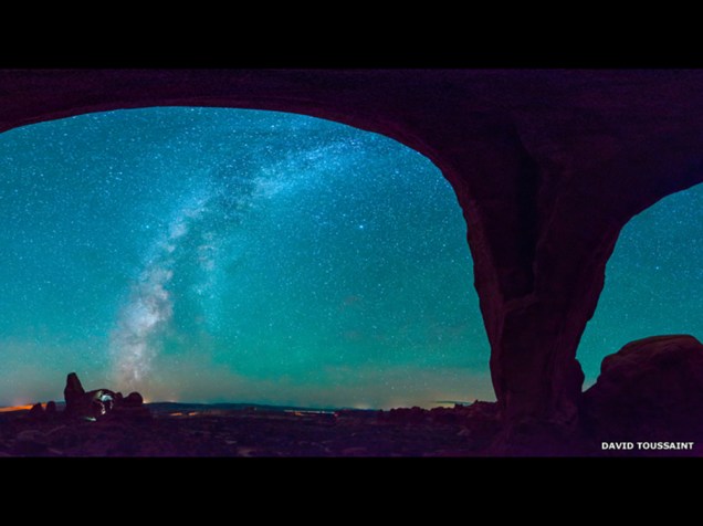 <p>Vista panorâmica do céu no Parque Nacional de Arches, por David Toussaint. A foto foi composta a partir de 20 imagens diferentes</p>