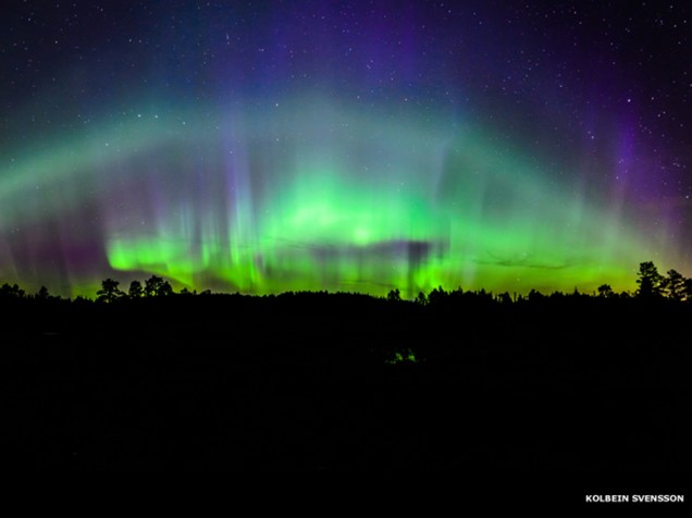 <p>Aurora boreal composta pela justaposição de cinco fotos verticais, de autoria de Kolbein Svensson</p>