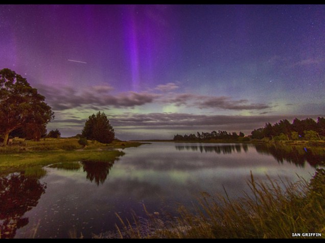 <p>Estação Espacial Internacional atravessa o céu sobre a lagoa Waldronville, na Nova Zelândia. A foto é de Ian Griffin</p>