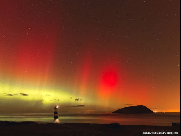 <p>Vista da Aurora Boreal, em Trwyn Du, Anglesey, norte do País de Gales. Foto de Adrian Kingsley-Hughes</p>