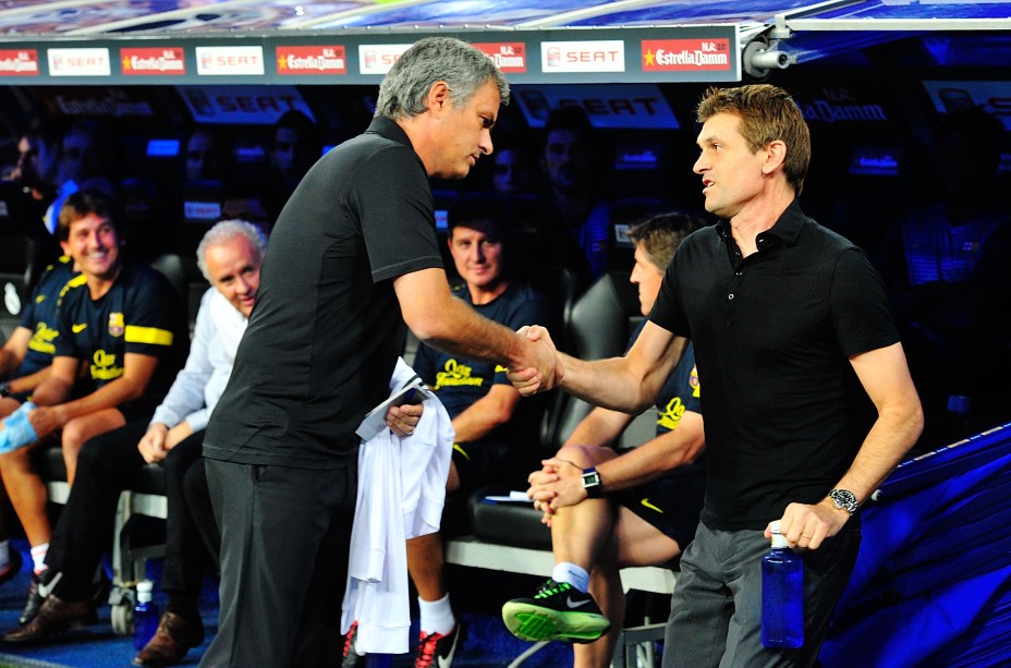 José Mourinho e Tito Villanova se cumprimentam, um jogo depois do incidente entre eles