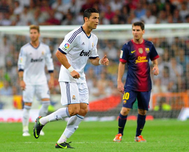 Cristiano Ronaldo e Lionel Messi em ação, durante clássico espanhol em 2012