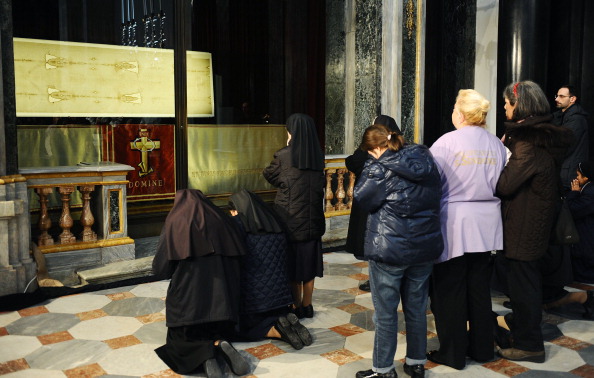 Fiéis em frente ao pano sagrado em Turim, na Itália