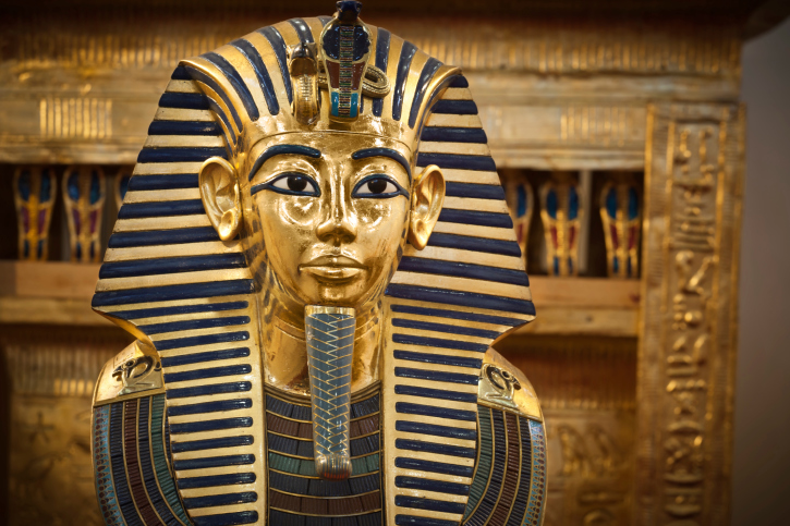 Máscara funerária de Tutancâmon, no Egito. O egiptólogo britânico Nicholas Reeves encontrou marcas nas paredes do mausoléu do faraó que indicam uma câmara secreta