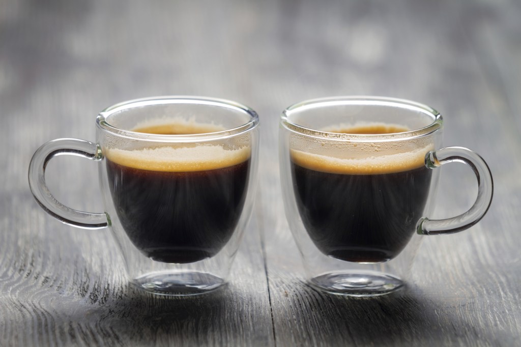 O consumo moderado de café (3 a 5 xícaras por dia) foi associado à redução do risco de morte por doença cardiovascular, diabetes tipo 2, doenças neurológicas como o Parkinson, e o suicídio