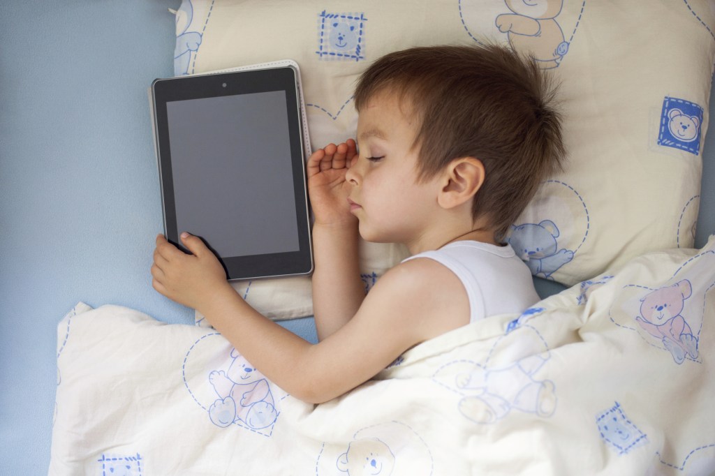 Sono: Para dormir bem, é melhor que criança troque celular e tablet por televisão ou livro