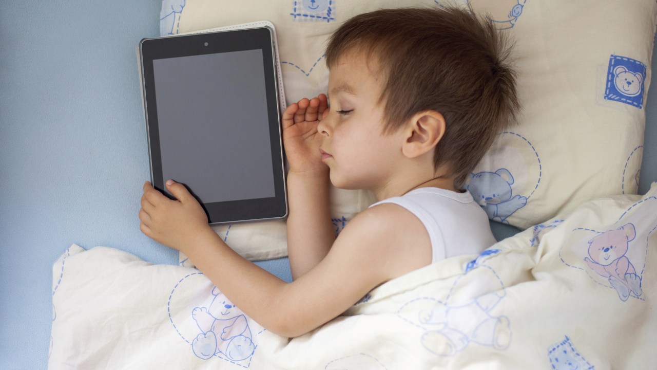 Sono: Para dormir bem, é melhor que criança troque celular e tablet por televisão ou livro