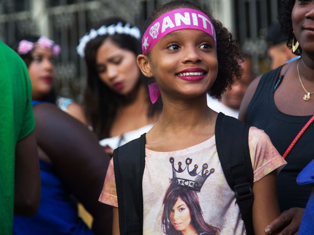 Anitta fez sua estreia no Carnaval de rua do Rio de Janeiro, neste sábado (13), a funkeira saiu com o Bloco das Poderosas na avenida Primeiro de Março, no centro da cidade