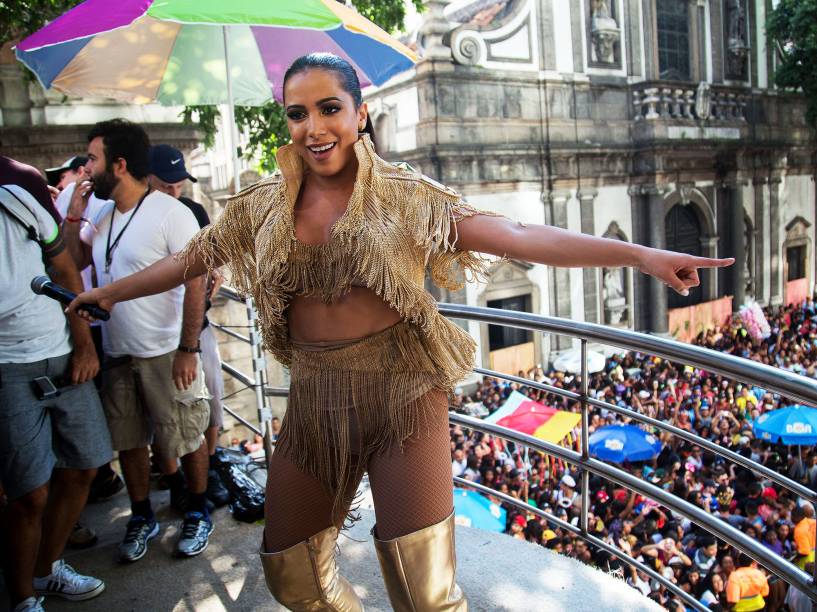 Anitta fez sua estreia no Carnaval de rua do Rio de Janeiro, neste sábado (13), a funkeira saiu com o Bloco das Poderosas na avenida Primeiro de Março, no centro da cidade