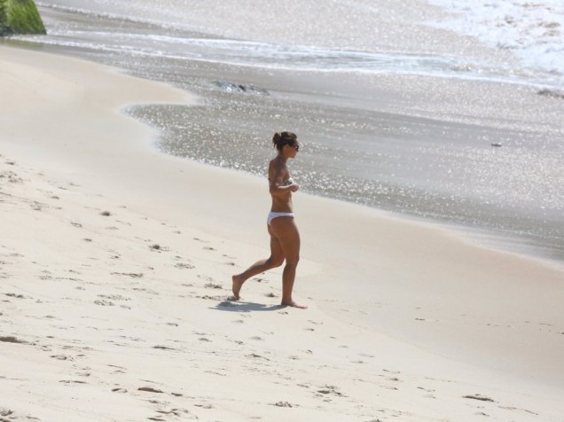 Paola Oliveira na praia