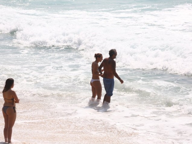 Paola Oliveira na praia com Papinha
