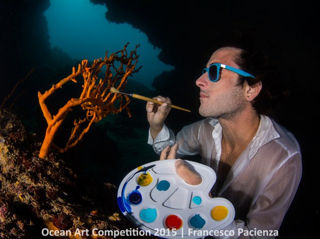 <p>Ganhadora da categoria Conceitual, a fotografia de Francesco Pacienza, mostra um instrutor de mergulho em apneia simulando a pintura de um coral em Apulia, na Itália.</p>