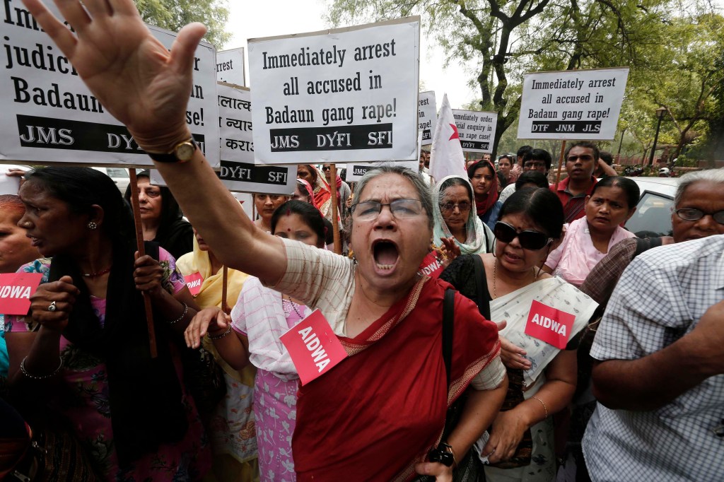 Manifestantes protestam contra os seguidos estupros contra mulheres na Índia