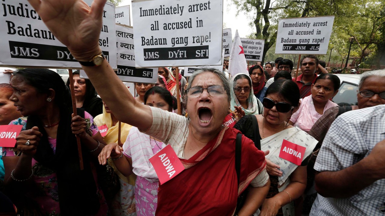 Manifestantes protestam contra os seguidos estupros contra mulheres na Índia
