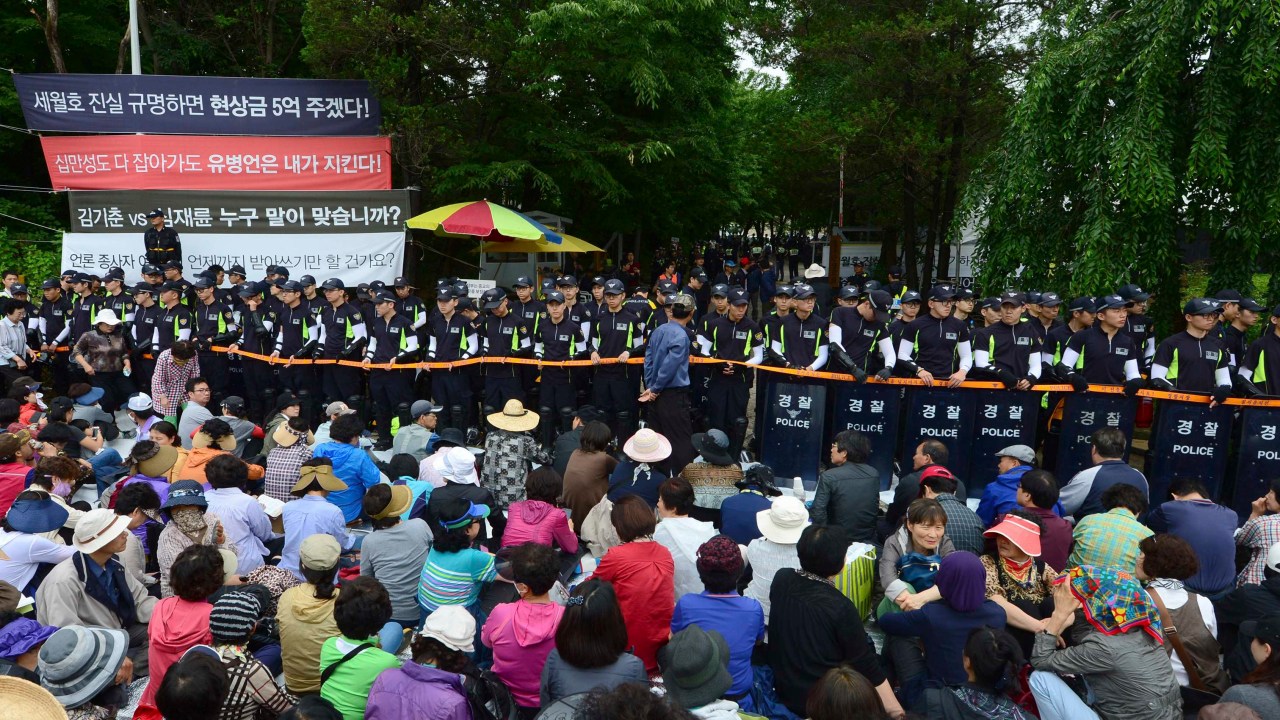 Religiosos protestaram contra a caçada policial ao bilionário Yoo Byung-eun, proprietário da empresa que operava a balsa sul-coreana naufragada