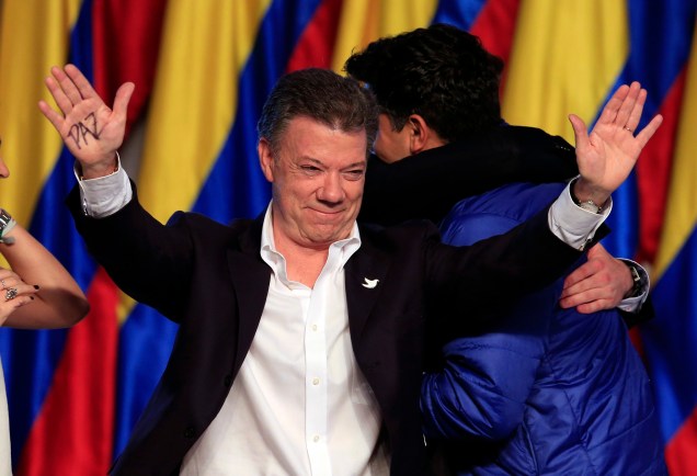 Juan Manuel Santos acena para eleitores depois da vitória no segundo turno da disputa presidencial na Colômbia